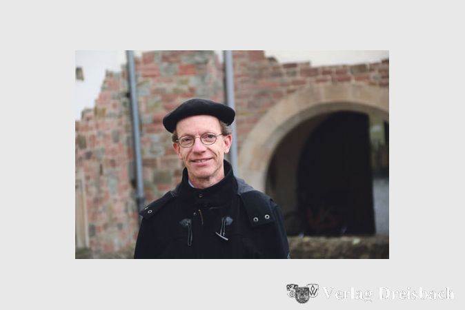 Sicher wird man Dr. Sebastian Schneider mit seinem freundlichen L&auml;cheln und der schwarzen Baskenm&uuml;tze auf dem Kopf in St. Martinus, wo er fast zwanzig Jahre als Pastoralreferent t&auml;tig war, in guter Erinnerung behalten: Er verl&auml;sst die Gemeinde auf eigenen Wunsch, um sich einer neuen, beruflichen Herausforderung in der Klinikseelsorge zu stellen.
(Foto: A. Kreusch)