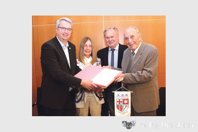 B&uuml;rgermeister Dirk Westedt (l.) und Erster Stadtrat Hans Mohr (r.) durften von Liane und Hermann Rosteck kurz vor Weihnachten ein wertvolles Geschenk f&uuml;r die Kunstsammlung entgegennehmen.
(Foto: Stadt Hochheim am Main)