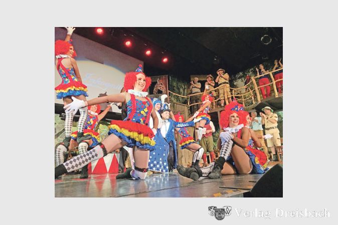 Zum 20-j&auml;hrigen Jubil&auml;um pr&auml;sentierten sich die T&auml;nzer und T&auml;nzerinnen des Balletts Inkognito mit &bdquo;Manege frei&ldquo; als bunt kost&uuml;mierte Clowns.
