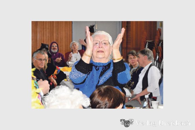 Anneliese Forg feierte im Saal mit den 160 Besuchern ihren 90. Geburtstag, daf&uuml;r gab es nat&uuml;rlich ein St&auml;ndchen vom ganzen Saal.
(Fotos: Engert)