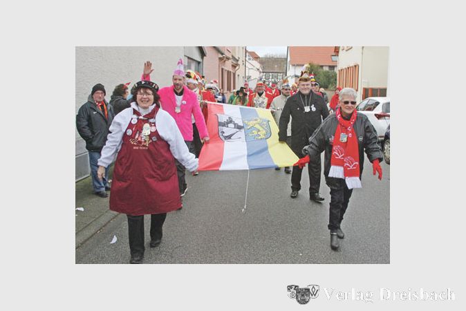 Vertreter der beteiligten Fastnachtsvereine brachten vom Altrheinufer das Hoheitssymbol der Narren, die vierfarbbunte Fahne, zum Rathaus, wo sie am Fahnenmast sofort gehisst wurde.
(gus/Fotos: Steinacker)
