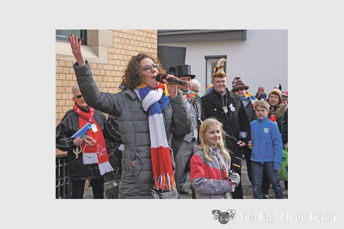 Julia D&ouml;ring, eine der T&ouml;chter von Rainer Mathes, dem Texter des Mainzer Fastnachtsklassikers &bdquo;Im Schatten des Doms&ldquo;, trat mit ihrer Tochter mit einigen Liedern auf, darunter nat&uuml;rlich auch das ber&uuml;hmte Werk des Vaters.