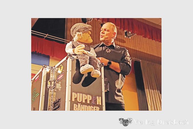 Markus Wissel, Bauchredner aus Nauheim, hatte als &bdquo;Puppenb&auml;ndiger&ldquo; skurrile Charaktere in seinem Koffer mitgebracht.