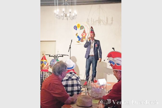 Sitzungspr&auml;sident Daniel Schleidt sah in seinem Vortrag nach einem b&ouml;sen Albtraum eine rosige Zukunft f&uuml;r die Fastnachts-Kampagne 2020 der KAB.