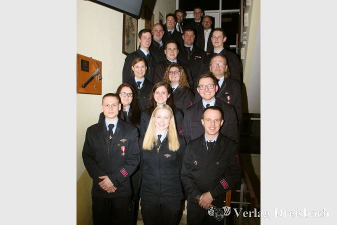 Die Geehrten und Beförderten des Jahres 2019 auf der Treppe im Feuerwehrhaus vereint. Zu 14 Beförderungen kamen in diesem Jahr drei Anerkennungsprämien und zwei Ehrungen.
