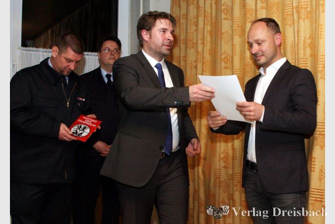 So sollte es überall sein: Oliver Sieben von der Firma Bernais Industrieautomation nahm für die Abteilung eines Mitarbeiters für die Tagesalarmbereitschaft neben einer Urkunde und dem Dank von Bürgermeister Ingo Kalweit auch das Schild „Partner der Feuerwehr“ entgegen.