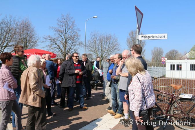 Viele Anwohner der Weingartenstraße diskutierten angeregt mit Mitgliedern des Hattersheimer SPD- Ortsverbandes, ob eine Umwidmung der Straße in eine Fahrradstraße eine sinnvolle Maßnahme sein könnte.