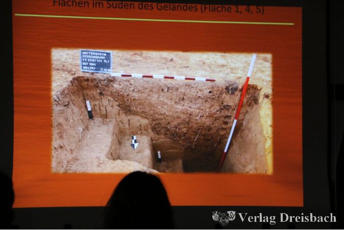 Das „Hattersheimer Phänomen“ nannte Dr. Franka Schwellnus diese Art der langrechteckigen, abgetreppten Gruben, deren Bedeutung noch nicht geklärt werden konnte.