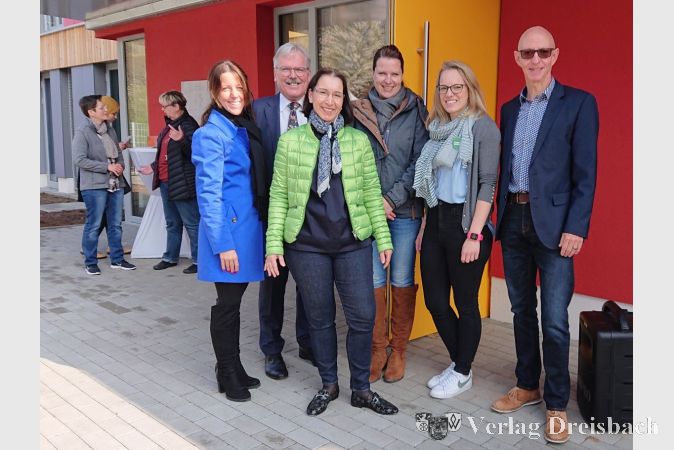 Bürgermeister Dr. Bernd Blisch (2. von links), die Leiterin der Kita Michaela Schwarz (3. von rechts), die stellvertretende Leiterin Lea Kraus (2. von rechts) und Erster Stadtrat Sven Heß (rechts).