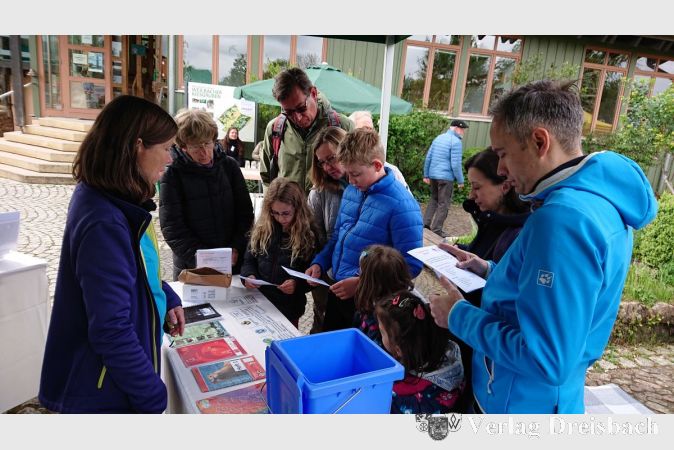Am Stand vor dem Naturschutzhaus: Wie hoch ist der Holzanteil in Schulheften und welche sollte man kaufen?