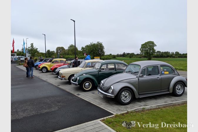 Im Laufe des Samstagvormittags füllte sich der Parkplatz vor dem Autohaus Kaufmann immer mehr mit bestaunenswerten Oldtimern.