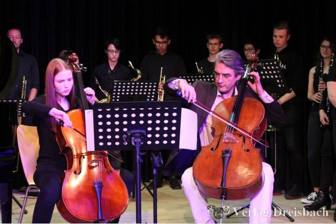 Annika Quall und Ramón Jaffé, begleitet von der GSG Big Band und der Pianistin Monica Gutmann, im Finale des bewegenden Konzertes "Wir treffen Anne Frank".