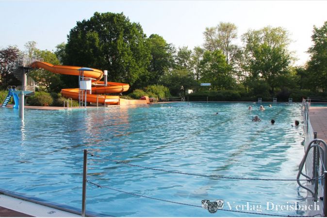 Wenige, aber begeisterte Stammgäste genossen am ersten Öffnungstag des Hattersheimer Freibades das exklusive Schwimmvernügen im fast schon 23 Grad warmen, noch ruhigen Wasser.