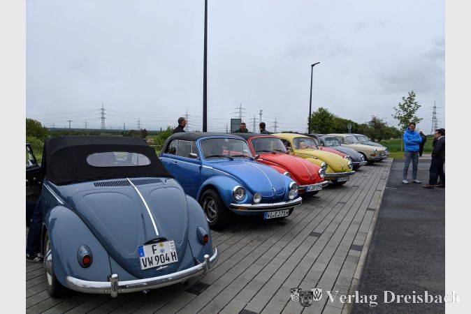 Aus der ganzen Umgebung statteten Oldtimerfreunde dem Frühschoppen im Autohaus Kaufmann einen Besuch ab.