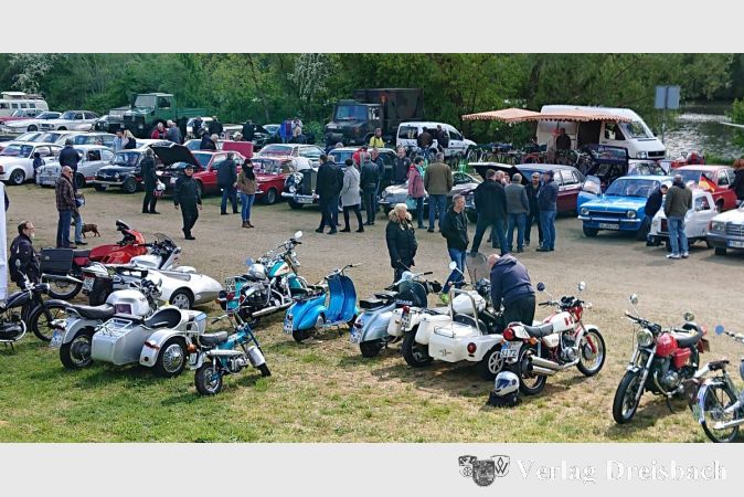 Viele neugierige Besucher und Oldie-Liebhaber schlenderten zwischen den alten Fahrzeugen und den Verkaufsständen umher.