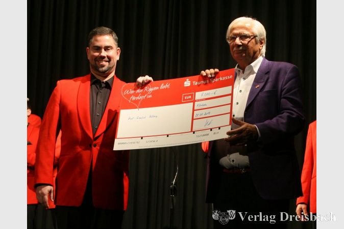 Hofsänger-Kapitän Christoph Clemens durfte Kurt-Jochem Graulich am Ende des Konzertes in der Flörsheimer Stadthalle einen Scheck über die Einnahmen des Abends von 8000 Euro übergeben.