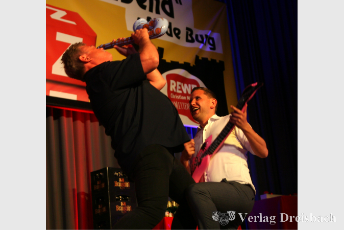 Ein Jugendtraum wird wahr: Unterstützt vom SKG-Kollegen Klaus Metzger (l.) am Luftsaxofon gab SKB-Chef Daniel Martin während des Auftritts von Oliver Mager ein Luftgitarrensolo.