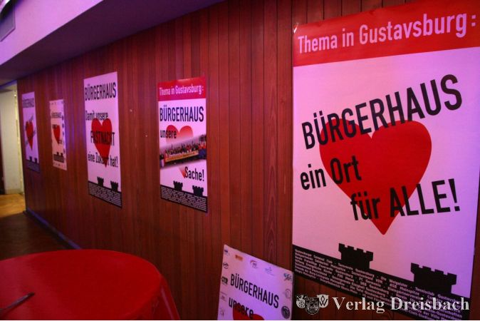 Das Engagement geht weiter: Die Bürgerhauswände waren mit Plakaten, die auf die Bedeutung eines Bürgehauses in Gustavsburg für die Vereine hinwiesen, ausgekleidet.
