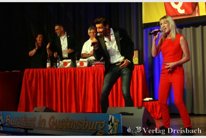 Premiere zum Schluss: Die Moderatoren Jenny und Steffen Haas gaben das Debüt ihres neu geschriebenen Burgfest-Liedes "Vier Tage - vier Nächte" zum Besten, das an Pfingsten auch auf der Bühne auf der Ochsenwiese mehrfach zu hören war.