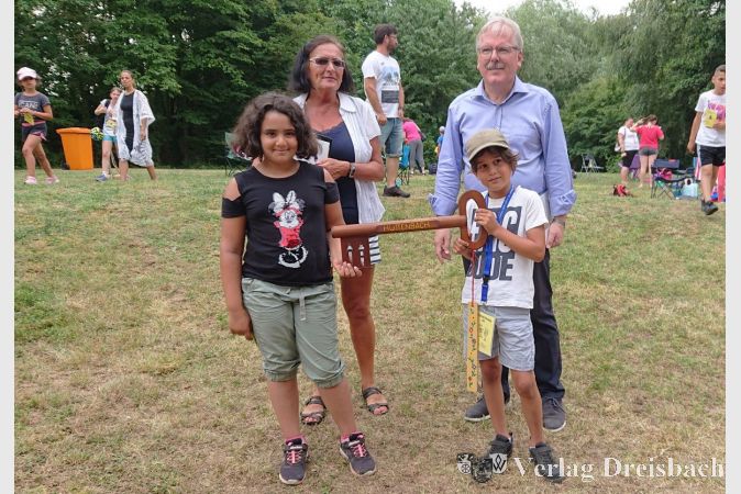 Bürgermeister Dr. Bernd Blisch überreicht seinen beiden neuen "Kollegen" symbolisch den Schlüssel zu den Ferienspielen 2019.