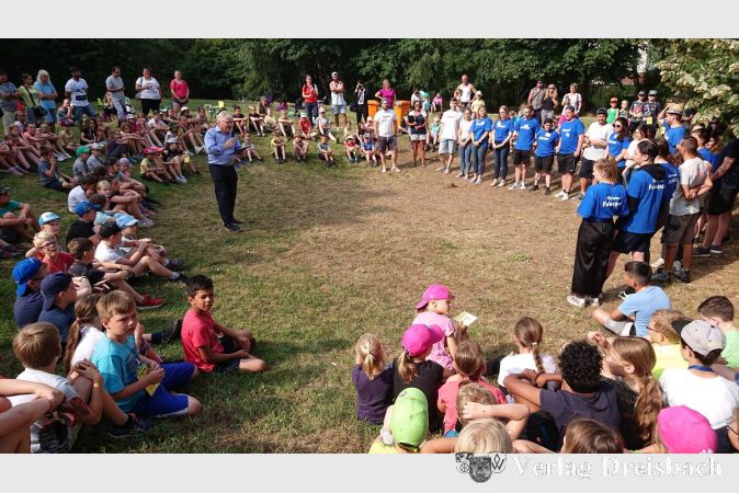 Gespannt warten die Ferienspielkinder darauf, dass es endlich los geht. 20 Betreuer werden jederzeit Ansprechpartner für die Kinder sein.