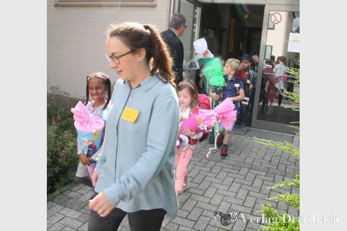 Auf geht es zur ersten Unterrichtsstunde der Klasse 1f mit Lehrerin Frau Link vom Bürgerhaus zur benachbarten Mangold-Schule.