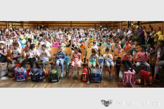 Nie war der Saal des Bürgerhauses so voll wie diesmal, da für 148 Vorschüler und Erstklässler der sogenannte Ernst des Lebens begann.