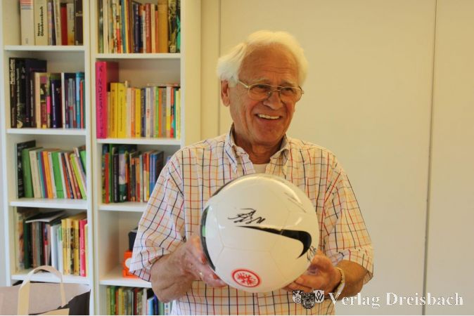 Beim Sommerfest der Evangelischen Gemeinde Hattersheim wird ein besonderes Spielgerät versteigert. Dietrich Muth, Vorsitzender des Öffentlichkeitsausschusses, hofft auf hohe Gebote.