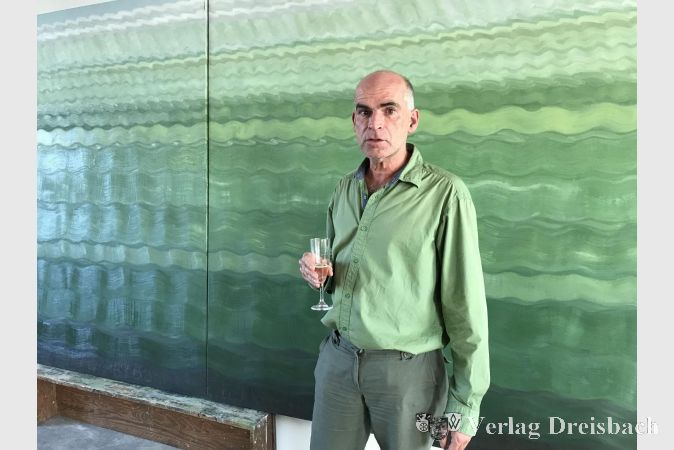 Joachim Kreiensiek vor seinem großformatigen Werk "Der Rheinstrom". Der gebürtige Bitburger ist 2017 mit seinem Atelier in die ehemaligen Gustavsburger Bahnhofskneipe eingezogen.