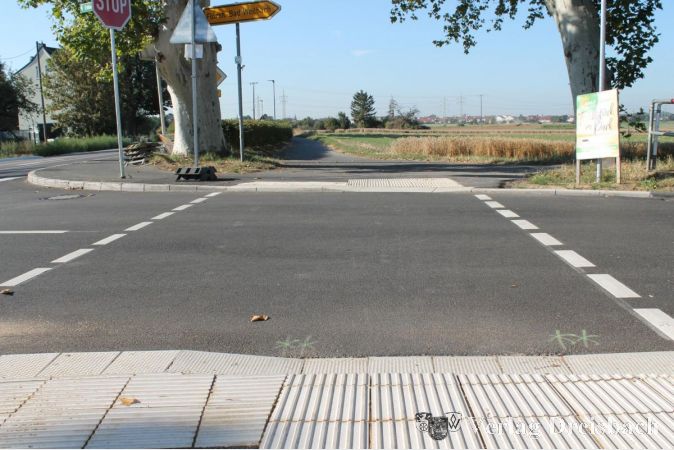 Aufgrund der Sturzgefahr für Radfahrer will die Stadt die abgesenkten Bordsteine so versetzen lassen, dass künftig eine direkte Zufahrt auf den Radweg möglich ist.