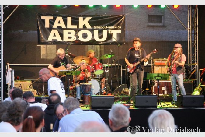 Musikbands wie "Talk About" am Sonntag auf der Volksbank-Bühne prägen zunehmend das Gesicht der Bischemer Kerb.