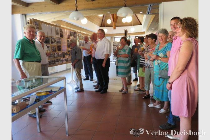 Schon zur Ausstellungseröffnung am Freitagvormittag im Haus der Vereine waren viele Besucher gekommen, um die historischen Bilder von Okriftel anzuschauen.