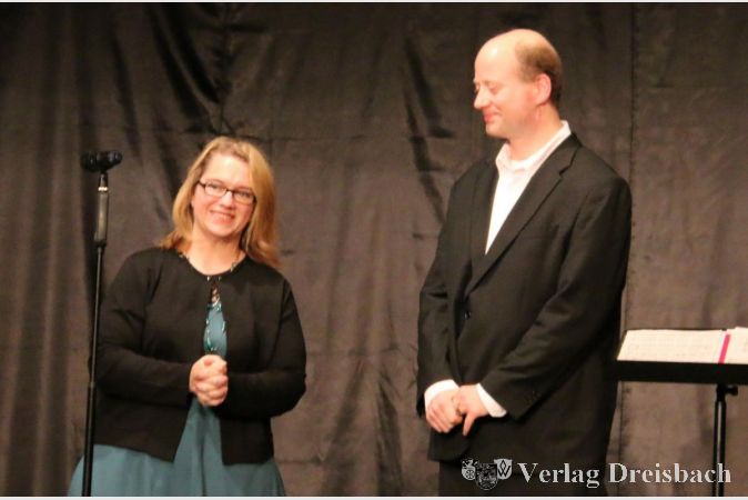Erste Vorsitzende Alexandra Gutberlet und der Cantabile-"Ersatzdirigent"Dirk Nawrocki bereicherten das Geburtstagskonzert mit wunderbarem Solo- und Duett- Gesang.