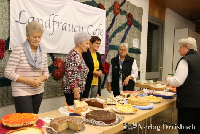Die große Kuchentheke der Eddersheimer Landfrauen zieht in jedem Jahr die Liebhaber selbstgebackener Leckerbissen zum Erntedank-Kaffee.