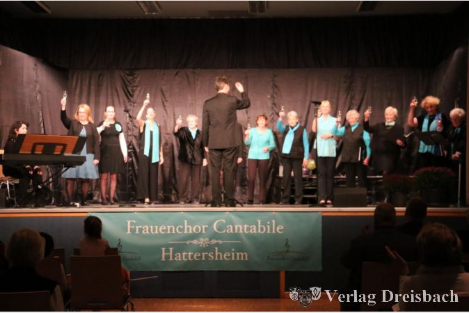 Der Hattersheimer Frauenchor Cantabile stieß beim Konzert am letzten Sonntag musikalisch mit seinem Publikum auf seinen 20. Geburtstag an.