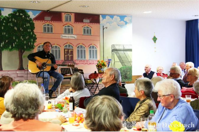 Der Mundartkünstler Rainer Weisbecker ist ein gern gesehener und gehörter Gast beim Herbstfest der Hattersheimer "Sachsehäuser".