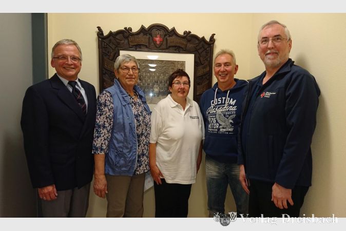 Es gibt Vieles, was die Menschen mit dem DRK verbindet: (v.l.) Hans-Joachim Freiberg, Vorsitzender DRK Ortsverein Flörsheim, Margit Kunz, Silvia Litzinger, Schatzmeisterin des Ortsvereins, Harald Woller und Stephan Racky vom DRK Kreisverband Main-Taunus e.V.
