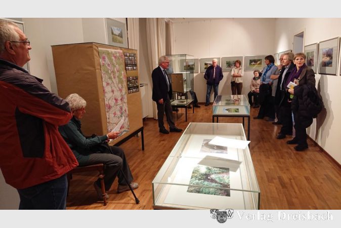 Bürgermeister Dr. Bernd Blisch, Vorsitzender des Heimatvereins, bei der Eröffnung der Ausstellung über den Wickerbach und seinen Verlauf. Diese wird nun ein halbes Jahr lang im Flörsheimer Heimatmuseum zu sehen sein.