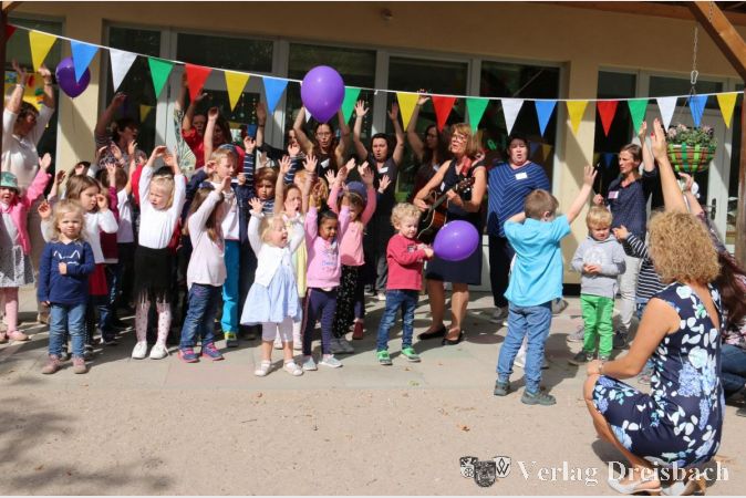 Die Kinder der Kita Sonnenschein hielten fröhliche, musikalische Geschenke für ihre Jubiläumsgäste bereit.