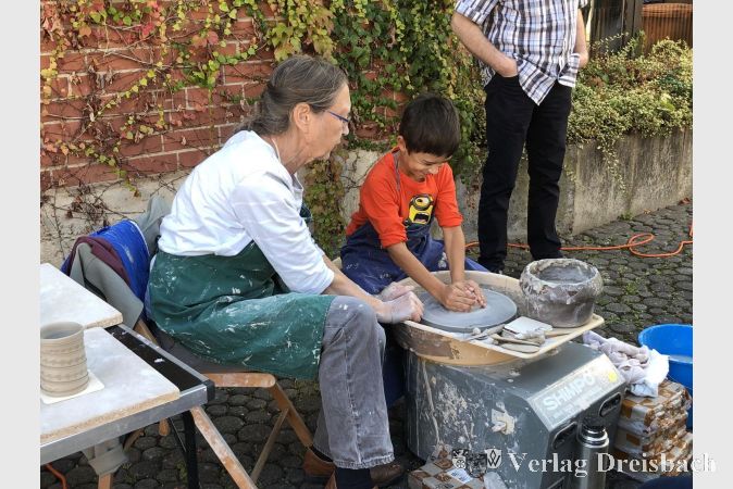Kinder konnten sich kostenlos mit Unterstützung einer Keramikerin an einer Töpferscheibe ausprobieren.