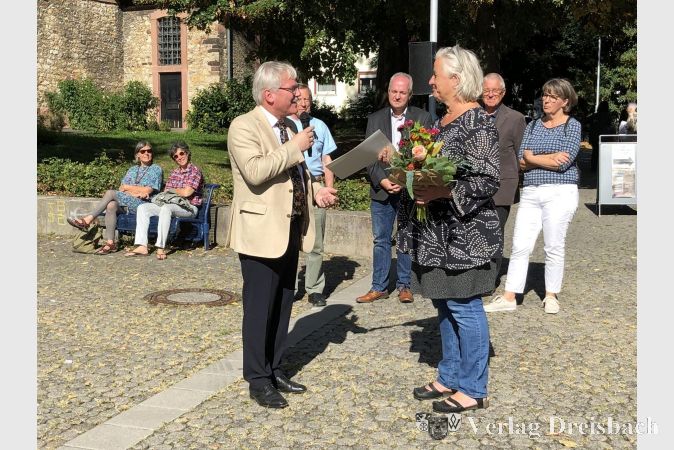 Bei der Eröffnung am Samstag wurde Stina Tummel (rechts) aus Weilbach die Auszeichnung des diesjährigen Keramikpreises von Bürgermeister Dr. Bernd Blisch übergeben.