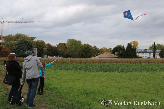Nicht nur die erwachsenen Drachenlenker, auch die Kinder hatten großen Spaß am Spiel mit dem Wind.