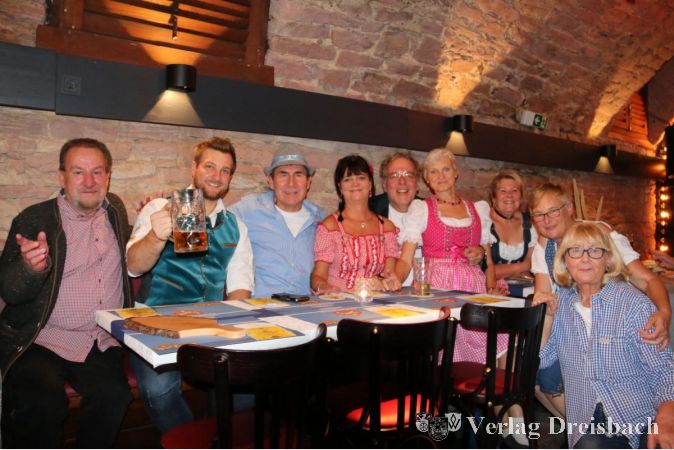 Im Posthofkeller kann man zünftig und gemütlich Oktoberfest feiern - dafür sorgte János Westenberger (2.v.l.), der seinen Gästen auch mal Hans-Jürgen Mock (5.v.r.) "live on stage" als Überraschung präsentieren kann.