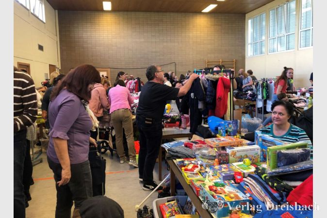 Schon kurz nach der Eröffnung des Basars war die Halle sehr gut besucht und Verkäufer und Käufer waren fleißig am Verhandeln.