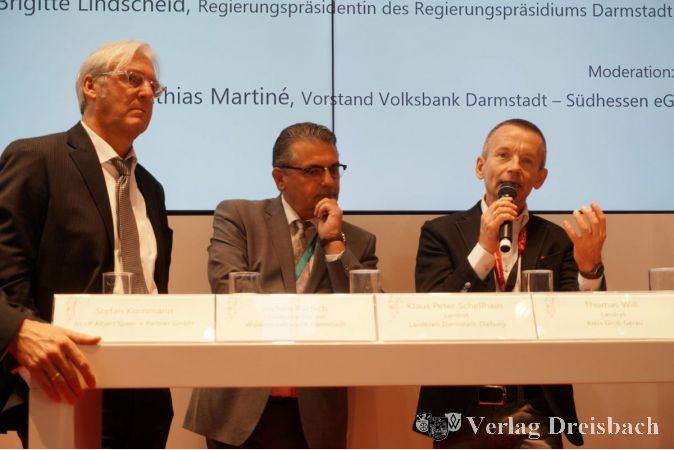 „Wieviel Wachstum verträgt die zukunftsfähige Region?“ – darüber diskutierten auf der EXPO Real in München Landrat Will (rechts) unter anderem mit seinen Kollegen, Oberbürgermeister Jochen Partsch (links) und Landrat Klaus Peter Schellhaas.