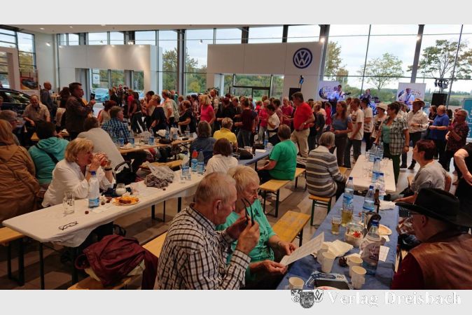 Nachmittags ging es in den Ausstellungsräumen richtig rund. Die „Purling Brooks Band“ spielte Live-Musik, die Linedance-Gruppe des Schlockerhofes zeigte ihr tänzerisches Können.