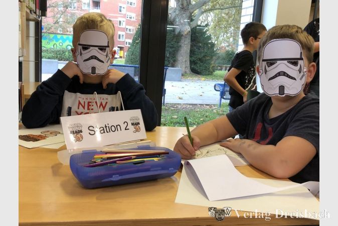 Nach dem Absolvieren der ersten Station, bei der eine Darth Vader-Maske gebastelt werden musste, wurde an der zweiten Station fleißig gemalt.