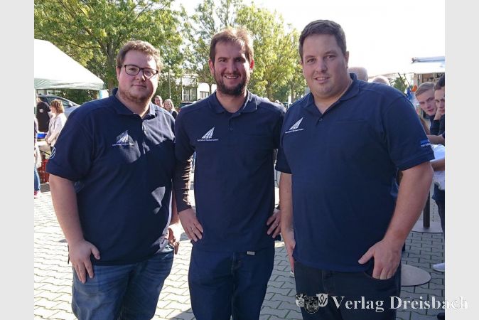 Die Jugend tritt im Autohaus Schmitt mittlerweile immer mehr in den Vordergrund: Christian Nauheimer (mitte), Marcel (rechts) und Patrick Hochheimer,