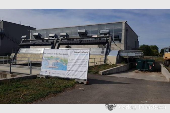 Die Wasserkraftanlage in Mainz-Kostheim wird nach mehrjähriger Vorplanung nun umgebaut, um es den Fischen einfacher zu machen, flussaufwärts zu gelangen.