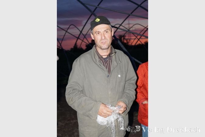 Peter Guthmann erläuterte auf seinen Feldern, warum er den Einsatz von Kunststoffmaterialien bei der Produktion seiner Erzeugnisse für unerlässlich hält.